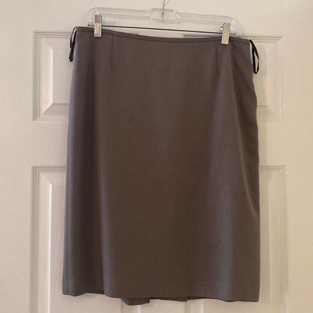 Tahari brown skirt. Size 10. Great condition. Pleated back.
